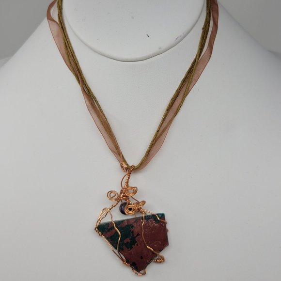 Mixed Media Necklace /Goldtone Curly Q Wiring Around Trianble Glass Piece 18" - Picture 3 of 8